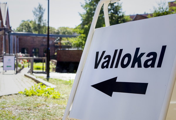 Skylt med texten "Vallokal" står vid Kulturcentrum i Åtvidaberg.