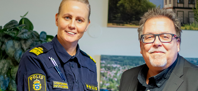 Thomas Lidberg, kommunstyrelsens ordförande och lokalpolischef Ann-Christine Rehnström står i kommunhusets korridor. 